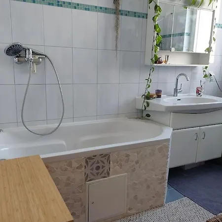 Schoene Helle Mit Whirlpoolbadewanne Graz