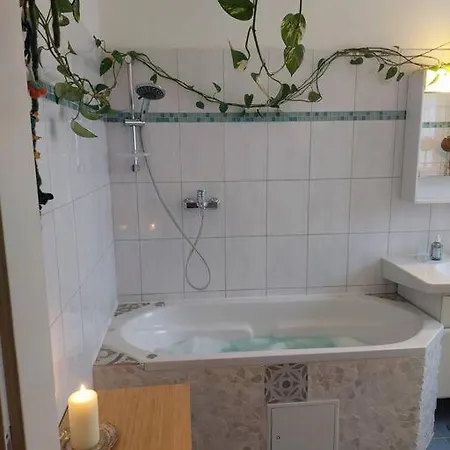 Schoene Helle Mit Whirlpoolbadewanne *